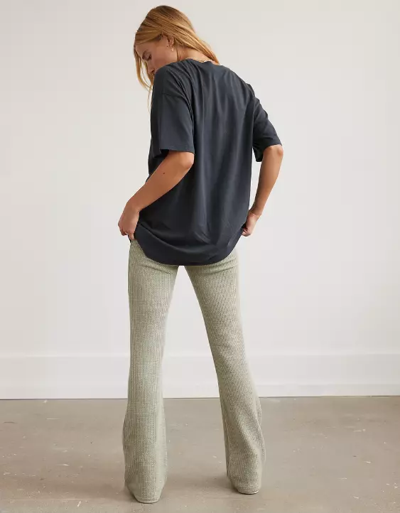 AE Oversized Queen Graphic Tee - Image 2